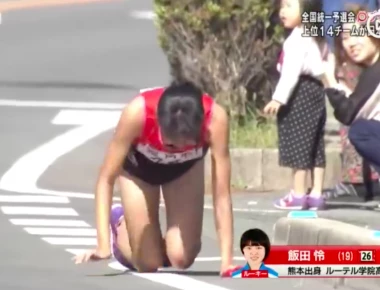 Βίντεο: Δρομέας έσπασε το πόδι της - Συνέχισε μπουσουλώντας... (βίντεο)